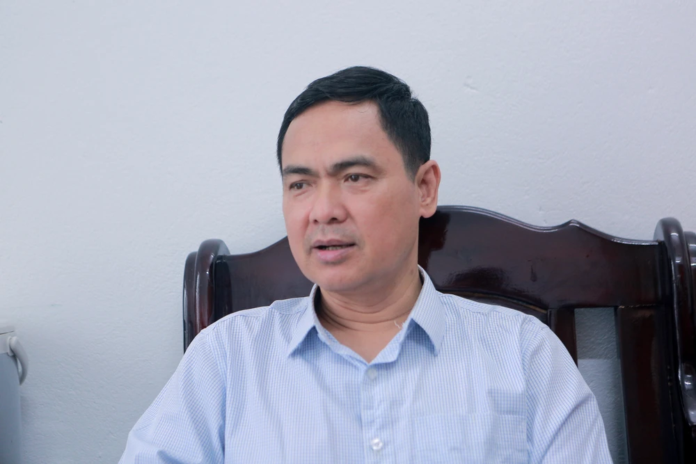 Ông Triệu Minh Xiết, Bí thư Đảng ủy xã Quang Chiểu trao đổi với báo Pháp Luật TP.HCM về những mong mỏi của người dân có một nơi ở an toàn thay vì suốt ngày chạy lũ, bão. Ảnh: ĐẶNG TRUNG A25.JPG