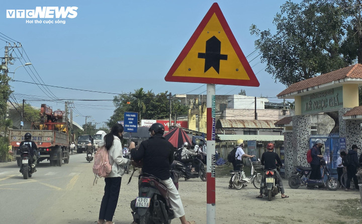 Xe tải cày nát Tỉnh lộ ở Đà Nẵng: 'Bão bụi' bức tử môi trường, dân “chết mòn”- Ảnh 3.