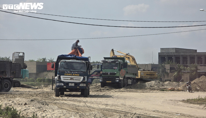 Xe tải cày nát Tỉnh lộ ở Đà Nẵng: 'Bão bụi' bức tử môi trường, dân “chết mòn”- Ảnh 4.