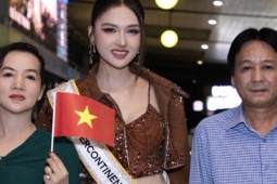 Bố mẹ Á hậu Thu Ngân gây chú ý khi xuất hiện tại sân bay