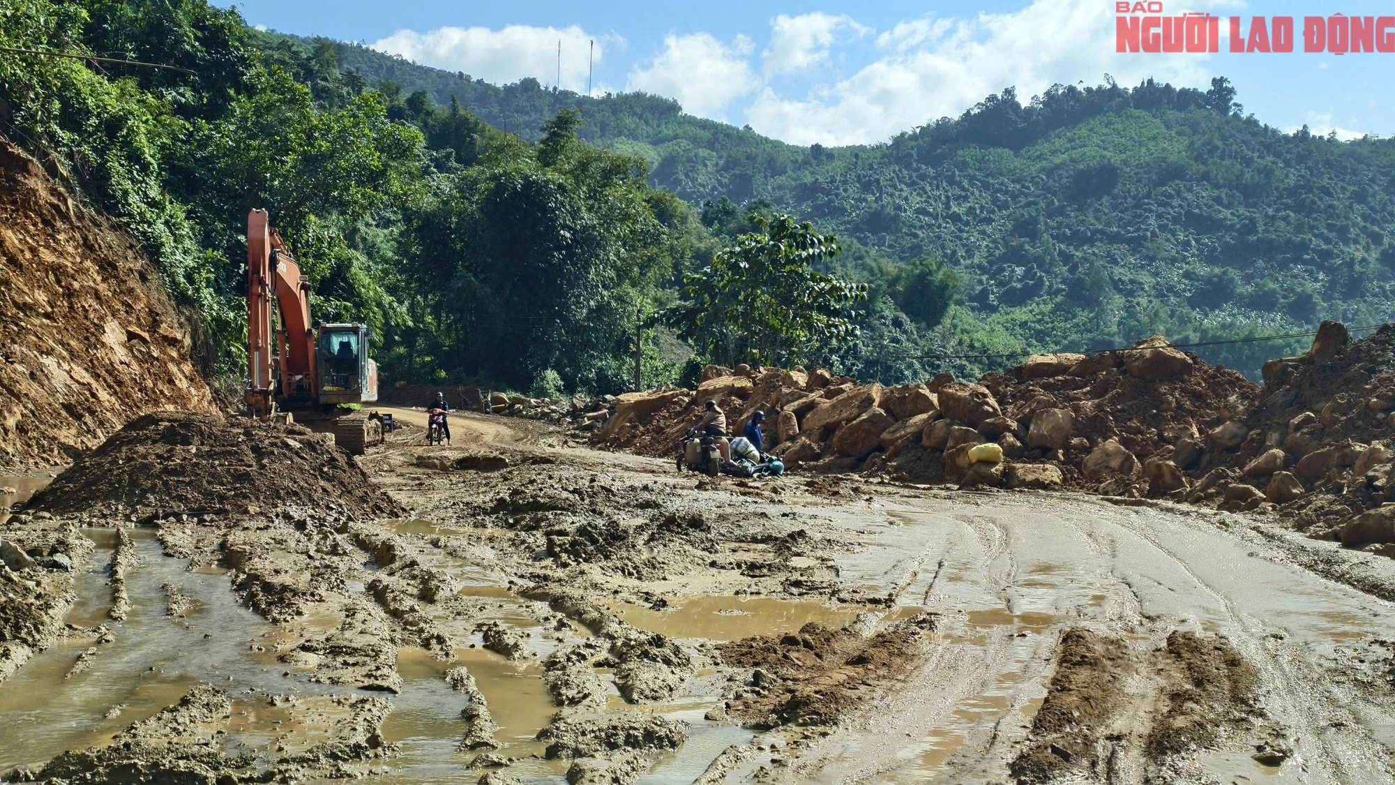 Ngổn ngang những cung đường miền núi Quảng Ngãi sau mưa lũ- Ảnh 1.