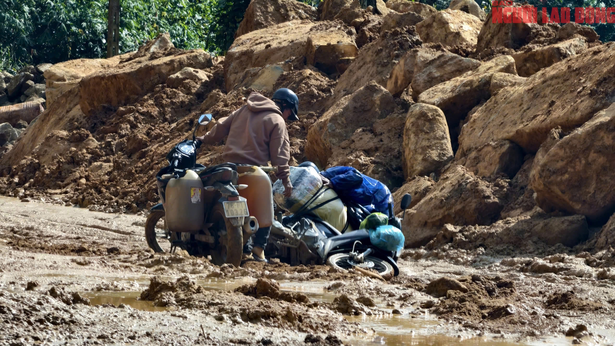 Ngổn ngang những cung đường miền núi Quảng Ngãi sau mưa lũ- Ảnh 2.