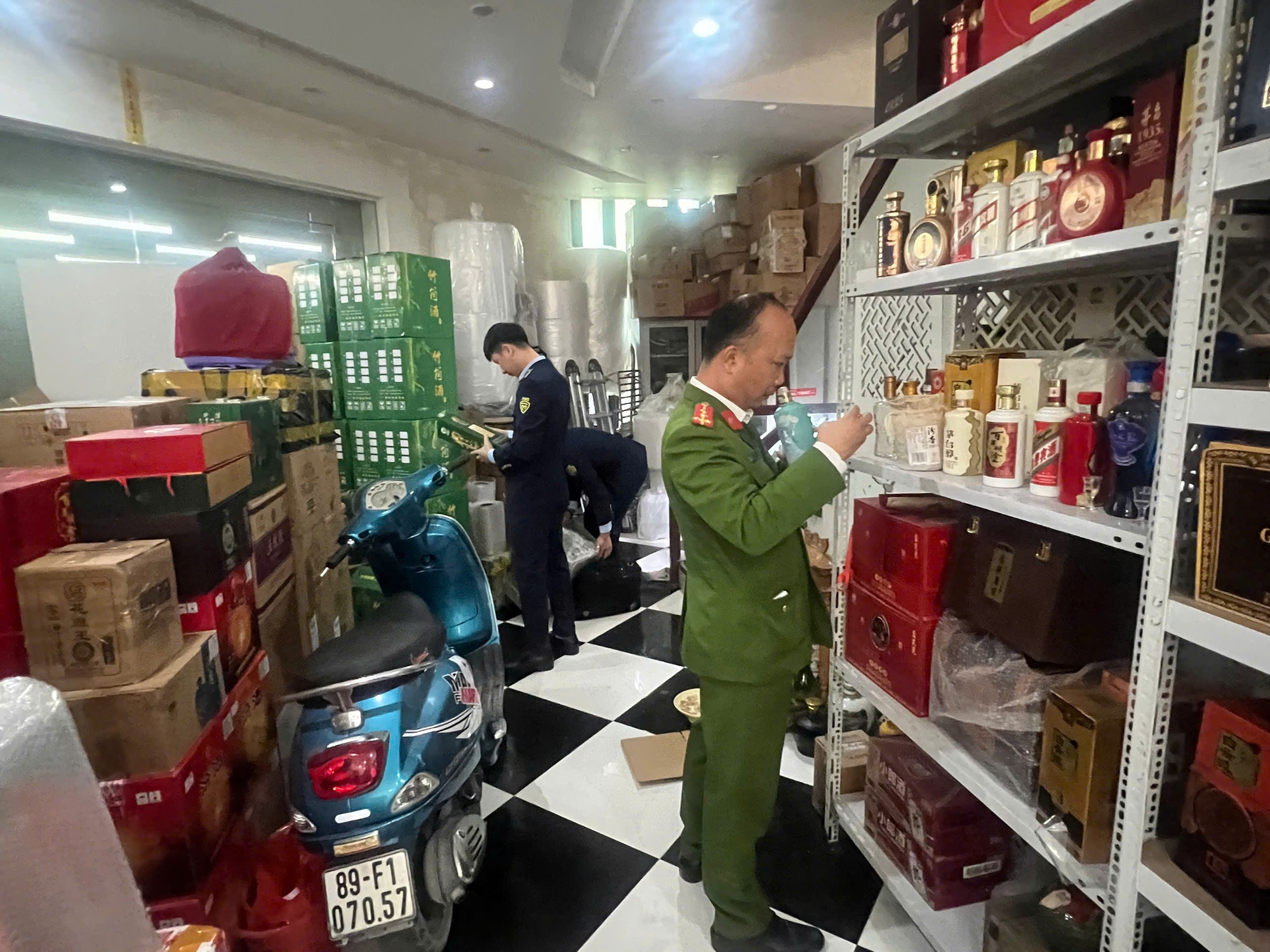 Đột xuất kiểm tra các hộ kinh doanh: Phát hiện nhiều sai phạm nghiêm trọng, có cơ sở bị phạt gần 100 triệu đồng- Ảnh 4. Đột xuất kiểm tra các hộ kinh doanh: Phát hiện nhiều sai phạm nghiêm trọng, có cơ sở bị phạt gần 100 triệu đồng- Ảnh 4.