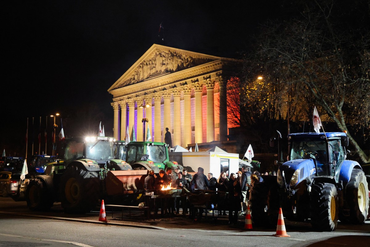 Nông dân lái hàng trăm máy kéo vào Paris biểu tình, nấu ăn trước Quốc hội Pháp 2 nông dân Pháp - Ảnh 2.