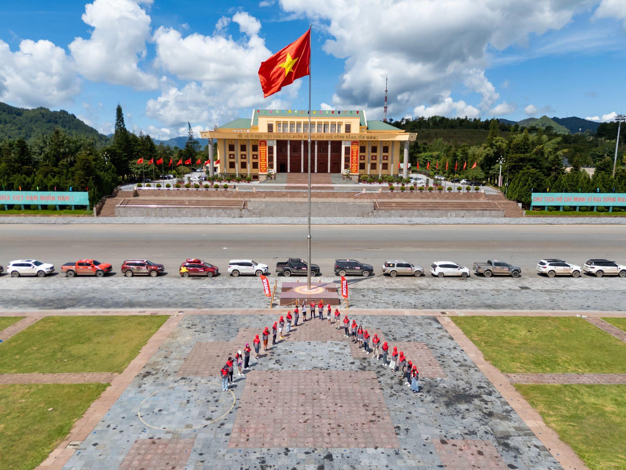 Hào hùng khí chất Việt: Chạm đỉnh Cực Tây A Pa Chải đầy khí phách- Ảnh 2.