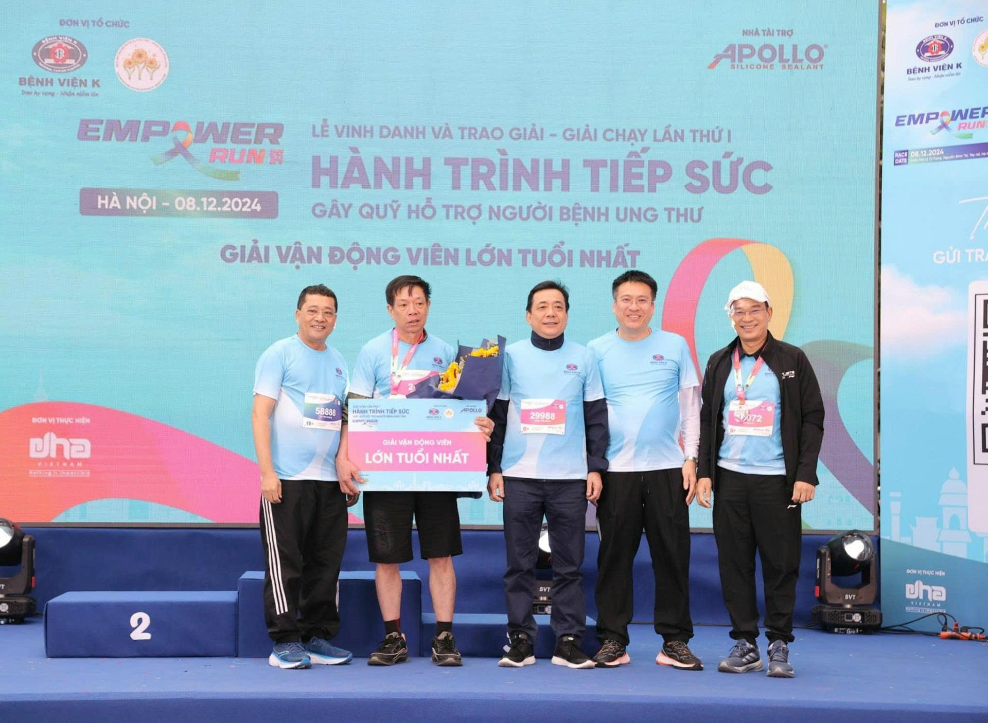 Xôn xao bảo vệ Bệnh viện K phát loa hướng dẫn người bệnh đến khám - Ảnh 4.