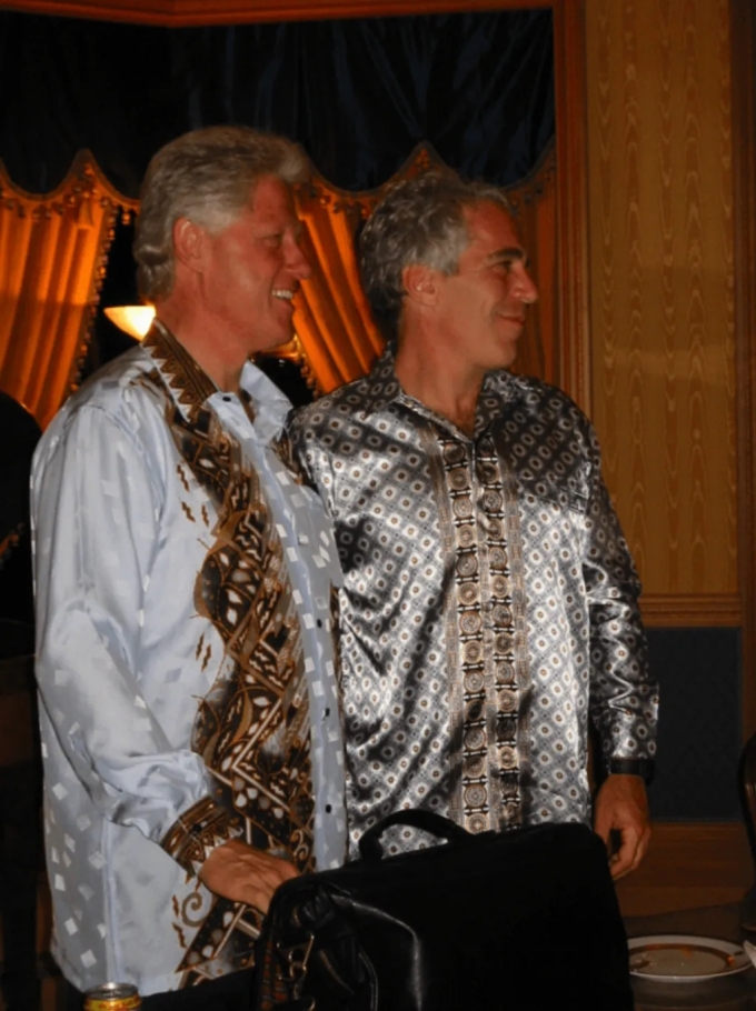 Cựu tổng thống Bill Clinton (trái) chụp cùng Epstein. Ảnh: BBC