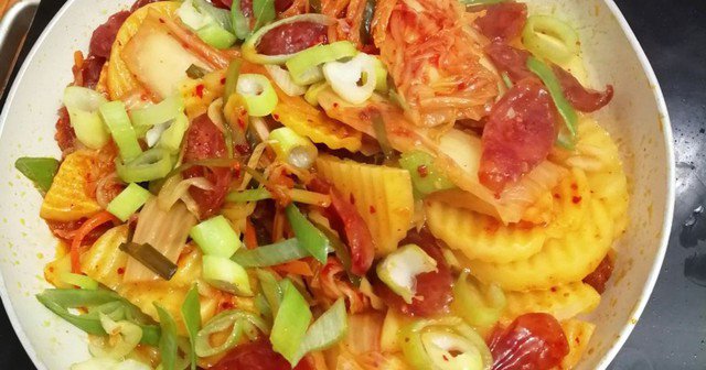 Kim chi xào chín vừa bạn cho tiếp phần khoai tây chiên chín rồi vào xào thêm cho đều là hoàn thành món ăn.