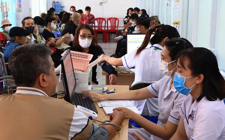 Khám tại trạm y tế, được bác sĩ tuyến trung ương điều trị - Ảnh 3.