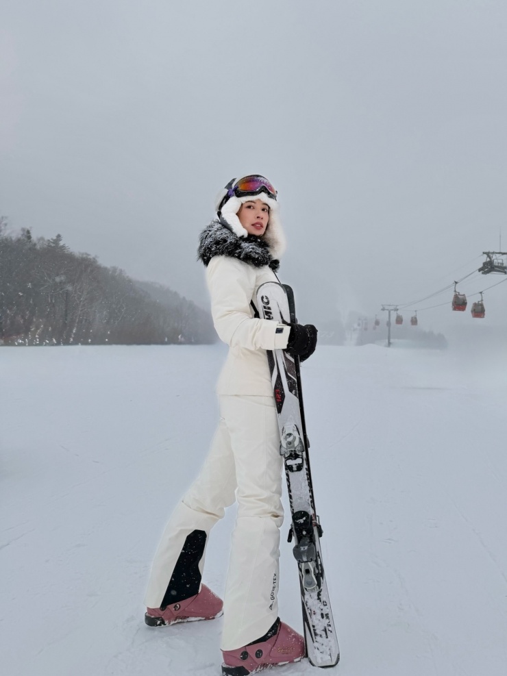 Chi Pu cùng nhóm bạn chịu lạnh -30 độ C khám phá xứ sở băng tuyết 7 Chi Pu cùng nhóm bạn chịu lạnh -30 độ C khám phá 'xứ sở băng tuyết' - 6