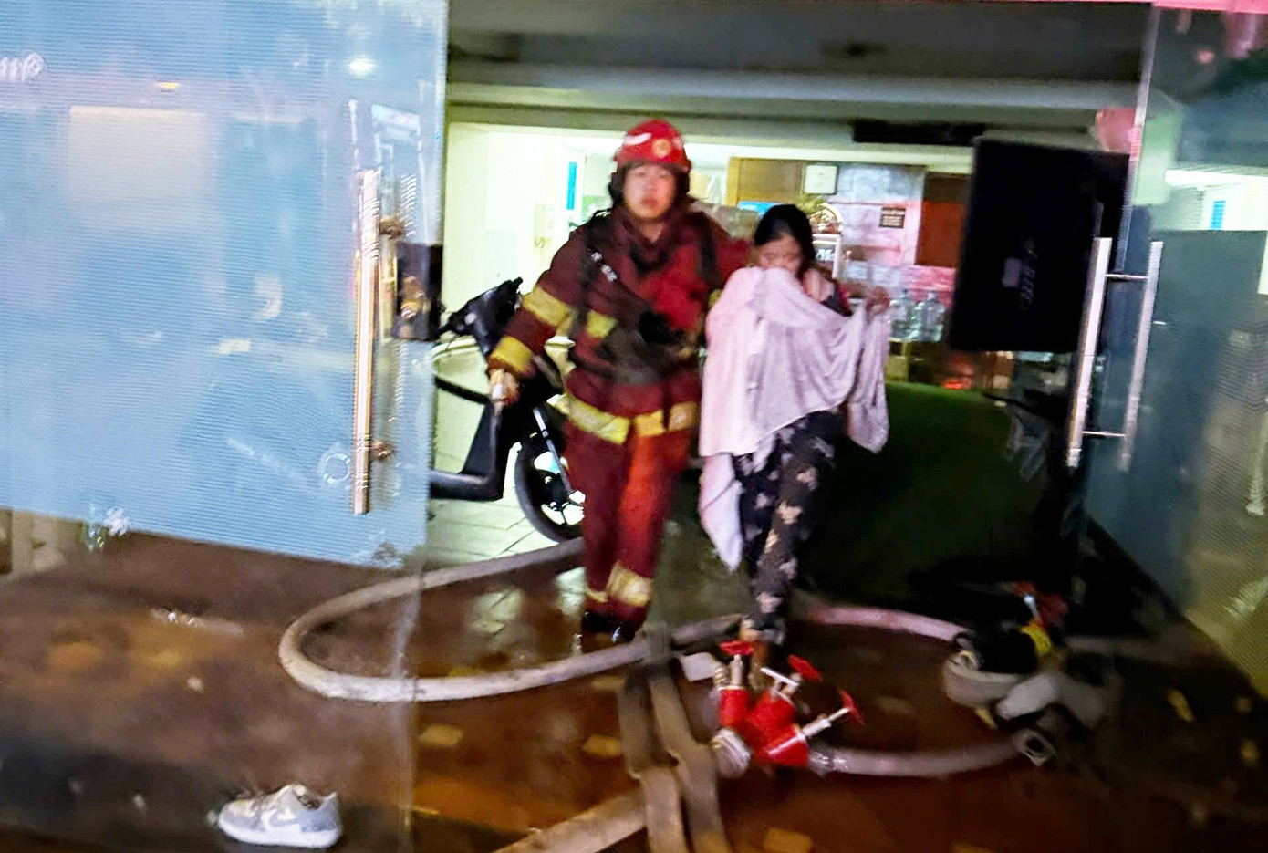 Nghi án đốt nhà trọ ở Hà Nội: Trước khi cháy nhà có tiếng cãi nhau, xô xát gây náo loạn khu dân cư- Ảnh 2.