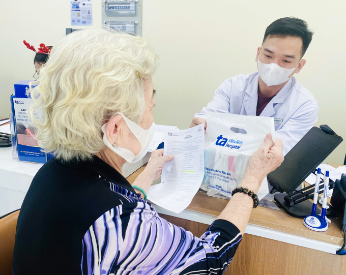 Bà Nguyệt nhận thuốc sau khi bác sĩ thăm khám. Ảnh: Bệnh viện Đa khoa Tâm Anh
