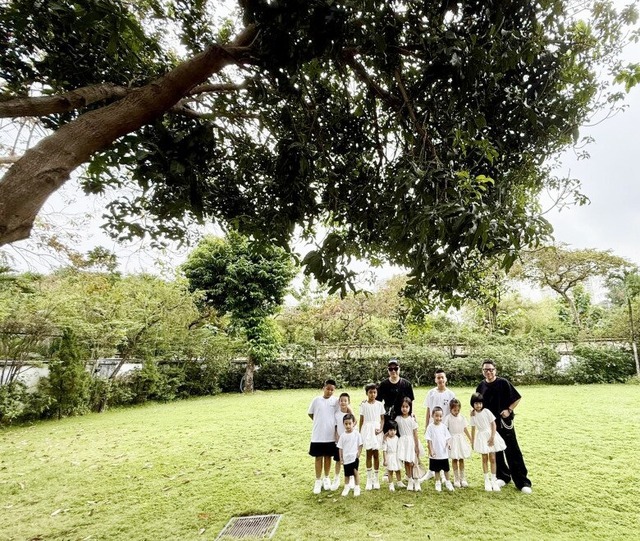 Cả showbiz có đúng 1 người: Nuôi 10 người con không cùng huyết thống, ở biệt thự Cả showbiz có đúng 1 người: Nuôi 10 người con không cùng huyết thống, ở biệt thự