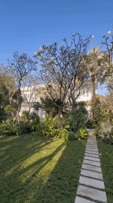 Cả showbiz có đúng 1 người: Nuôi 10 người con không cùng huyết thống, ở biệt thự Cả showbiz có đúng 1 người: Nuôi 10 người con không cùng huyết thống, ở biệt thự