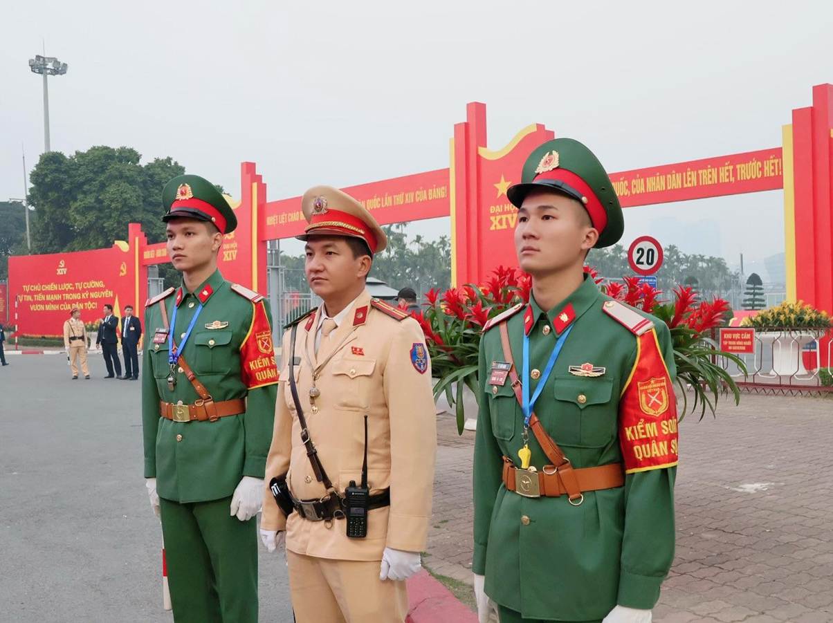 Diễn tập dẫn đoàn , xếp xe phục vụ Đại hội Đảng an toàn và hiệu quả - Ảnh 3.