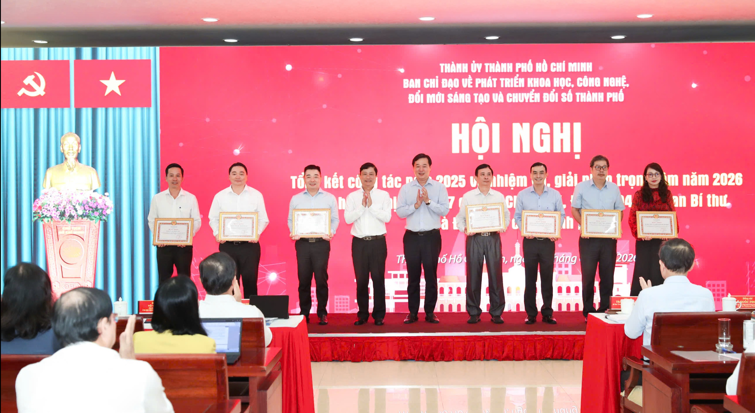 Bí thư Thành ủy TPHCM: Không đi nhanh bằng khoa học - công nghệ, thành phố sẽ mãi là người đến sau - Ảnh 5.