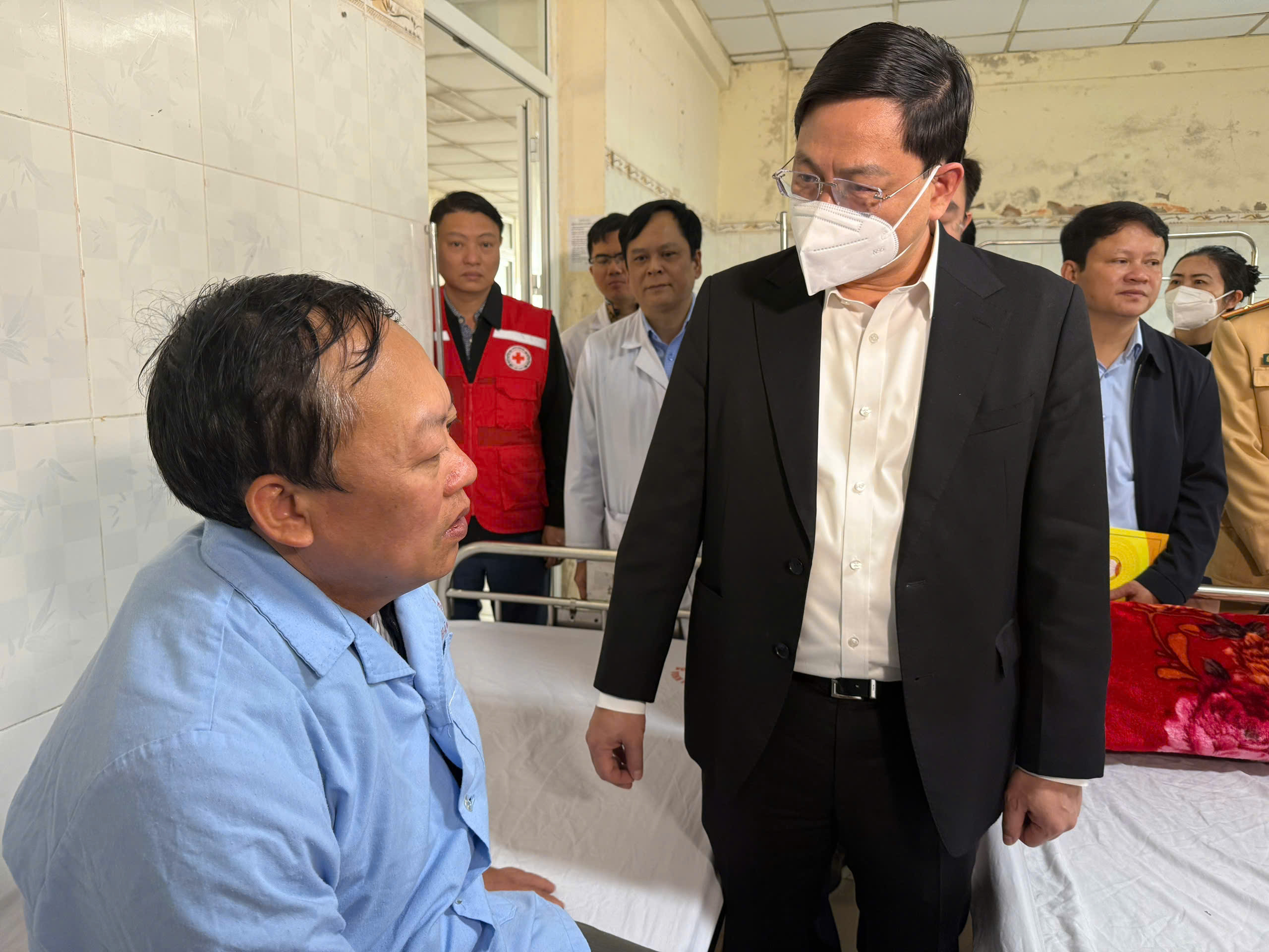 Nguyên nhân xe khách gặp nạn thảm khốc trên cao tốc làm 4 người chết - Ảnh 3.