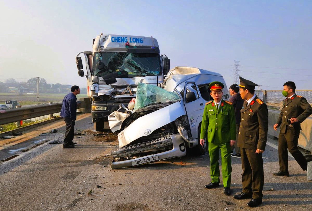 Nguyên nhân xe khách gặp nạn thảm khốc trên cao tốc làm 4 người chết - Ảnh 4.