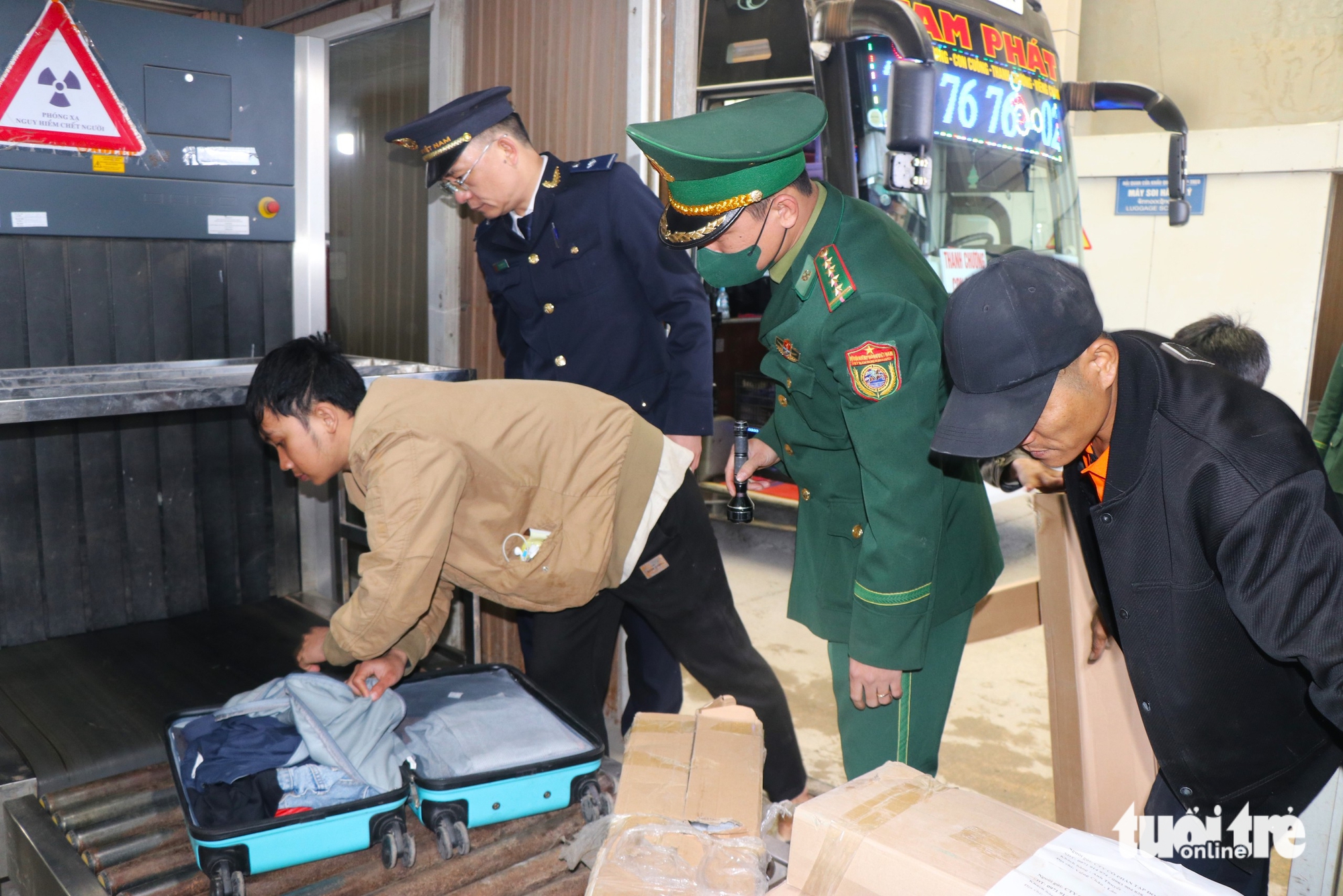 Căng mình chống buôn lậu qua cửa khẩu dịp cuối năm 3 Căng mình chống buôn lậu qua cửa khẩu dịp cuối năm - Ảnh 3.