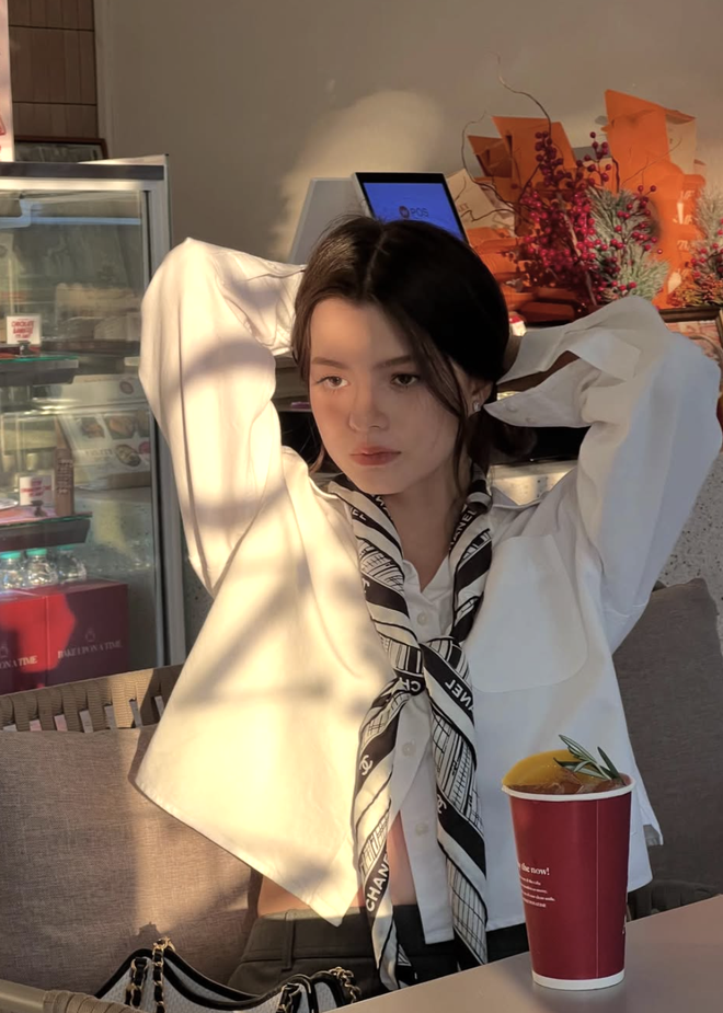 Diện áo sơ mi trắng tinh giản nhưng luôn ghi điểm thanh lịch- Ảnh 6. Diện áo sơ mi trắng tinh giản nhưng luôn ghi điểm thanh lịch- Ảnh 6.