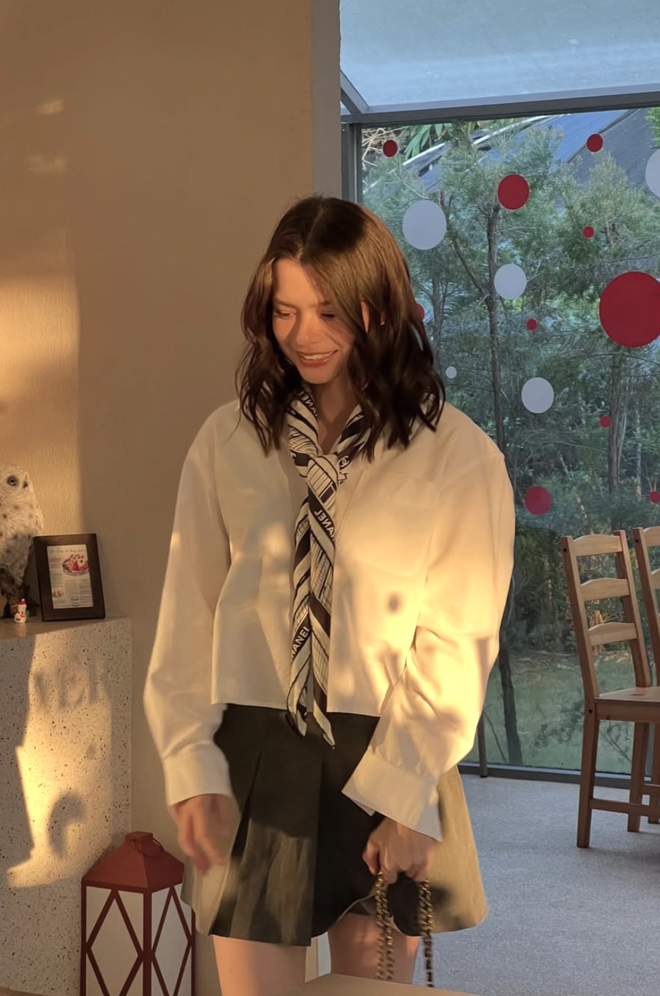 Diện áo sơ mi trắng tinh giản nhưng luôn ghi điểm thanh lịch- Ảnh 7. Diện áo sơ mi trắng tinh giản nhưng luôn ghi điểm thanh lịch- Ảnh 7.