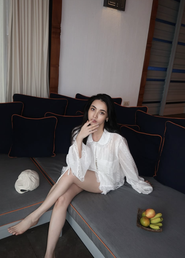 Diện áo sơ mi trắng tinh giản nhưng luôn ghi điểm thanh lịch- Ảnh 9. Diện áo sơ mi trắng tinh giản nhưng luôn ghi điểm thanh lịch- Ảnh 9.