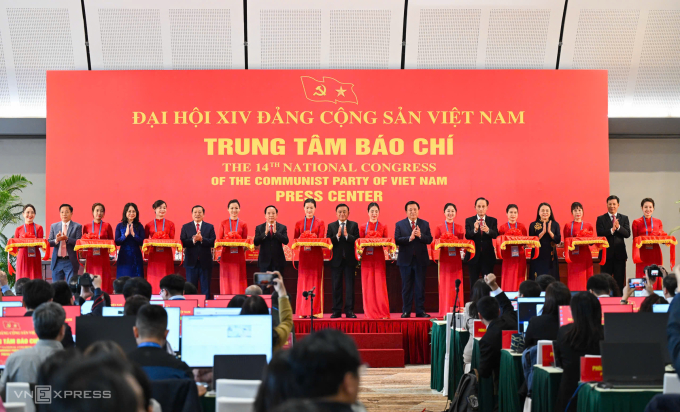 Lãnh đạo Đảng, Nhà nước cắt băng khai trương Trung tâm báo chí Đại hội XIV, chiều 14/1. Ảnh: Giang Huy
