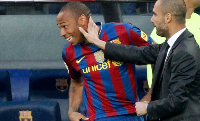 Henry vui vẻ với HLV Guardiola thời cả hai còn phụng sự Barca. Ảnh: AFP