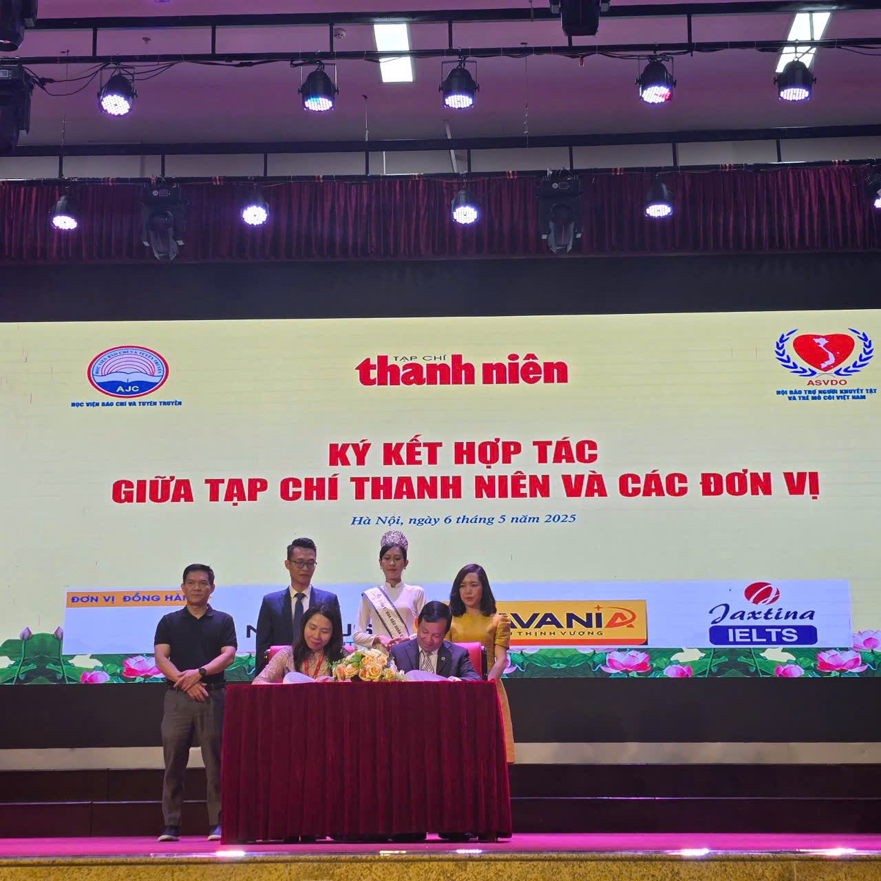 Chào năm mới 2026: Tạp chí Thanh niên cùng tuổi trẻ Việt Nam tự hào, vững tin theo Đảng- Ảnh 12.