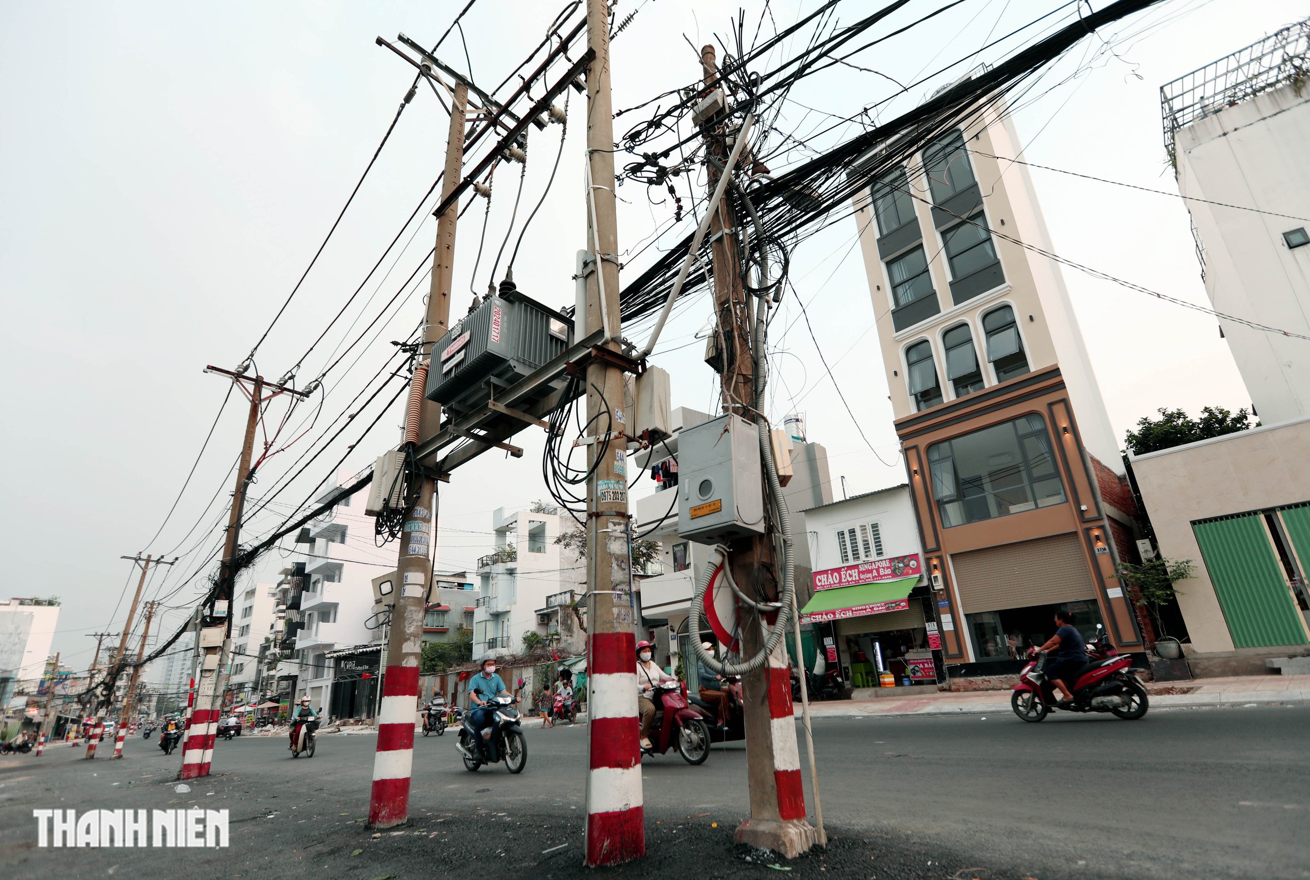 Đường Chu Văn An dần về đích, hàng loạt cột điện vẫn án ngữ mặt đường - Ảnh 2.