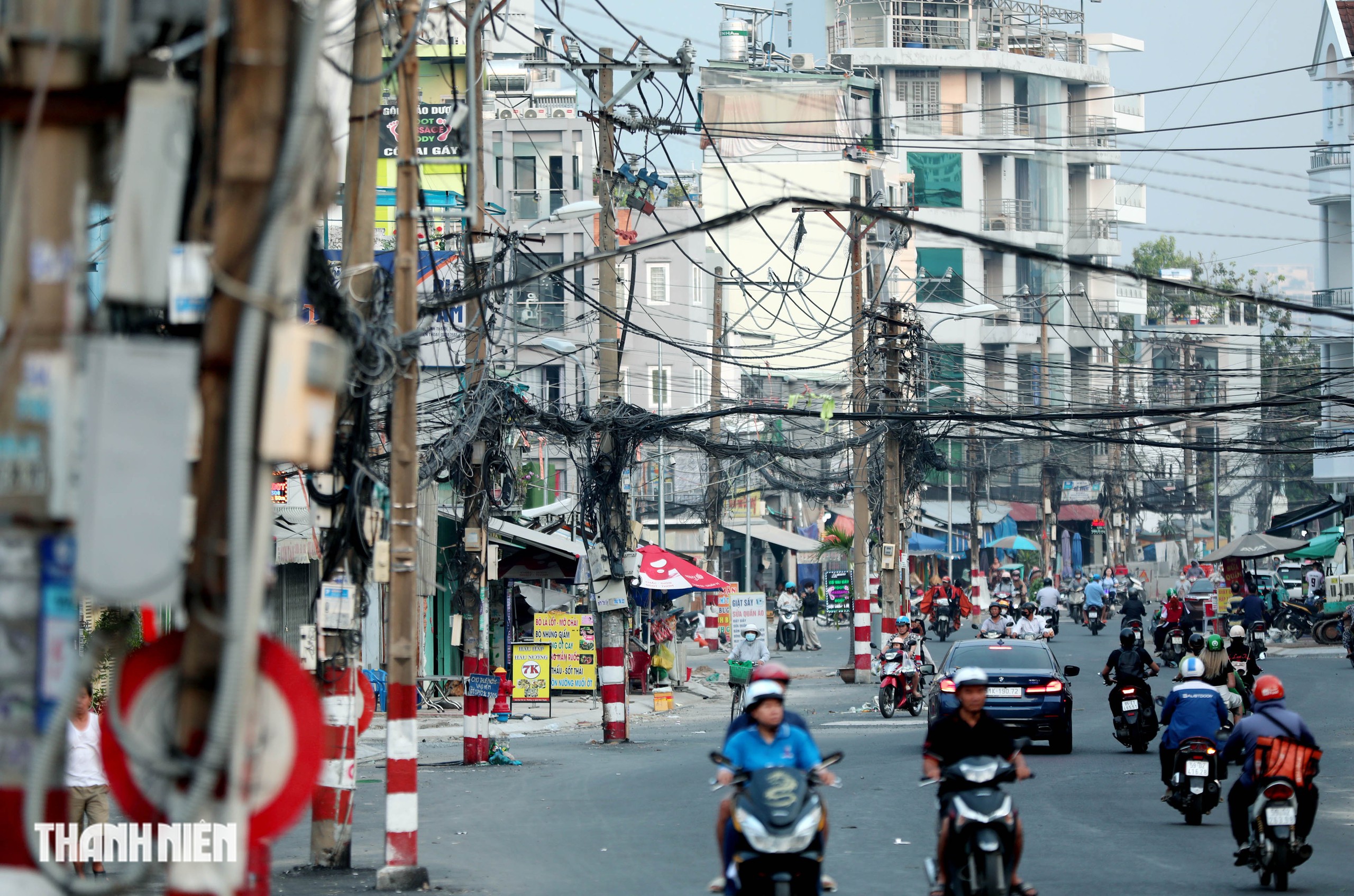 Đường Chu Văn An dần về đích, hàng loạt cột điện vẫn án ngữ mặt đường - Ảnh 3.