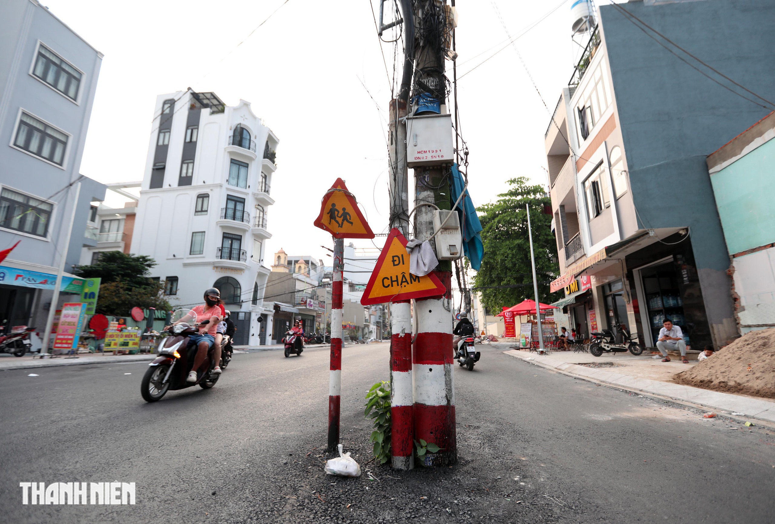 Đường Chu Văn An dần về đích, hàng loạt cột điện vẫn án ngữ mặt đường - Ảnh 3.