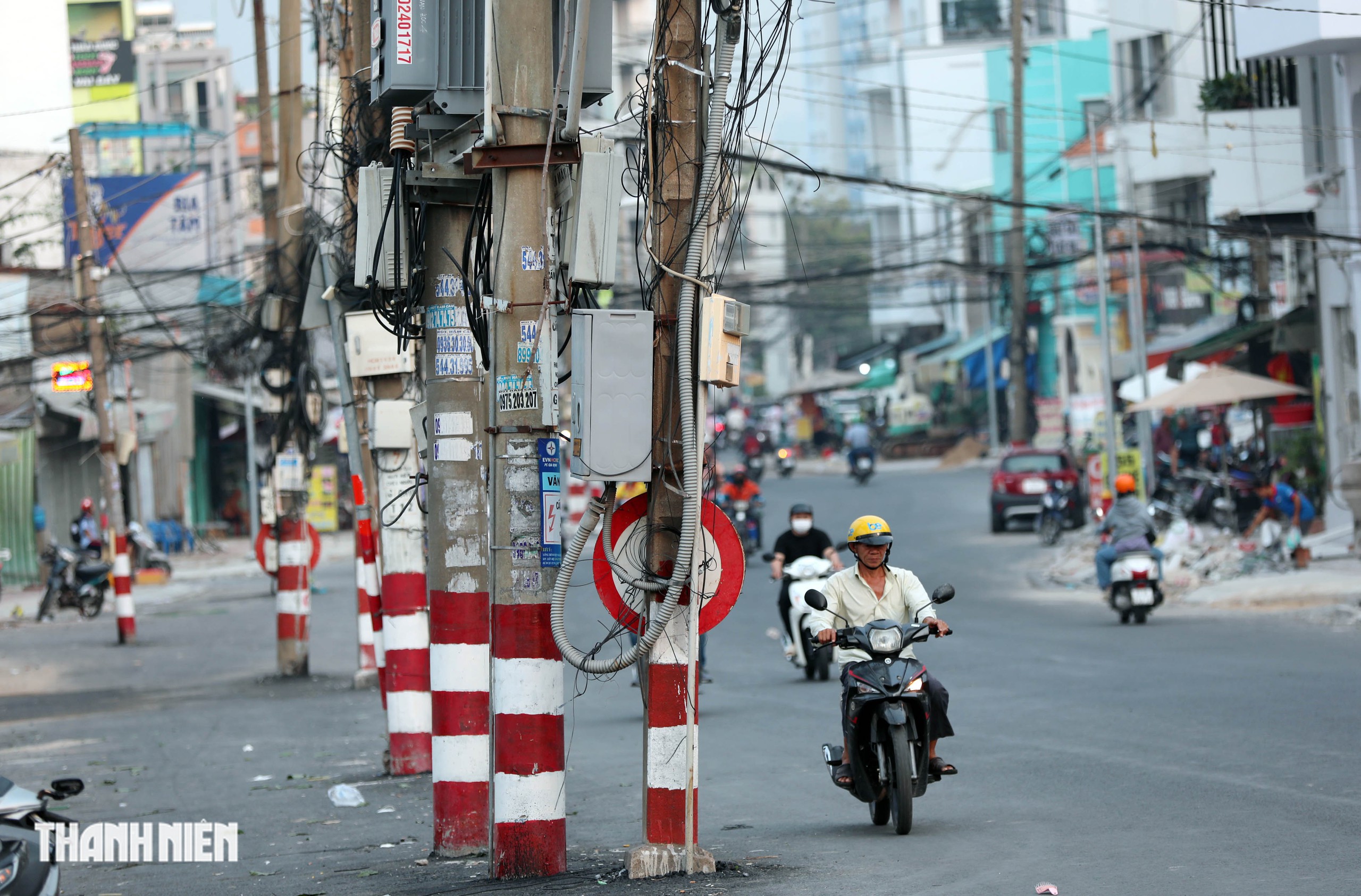 Đường Chu Văn An dần về đích, hàng loạt cột điện vẫn án ngữ mặt đường - Ảnh 9.