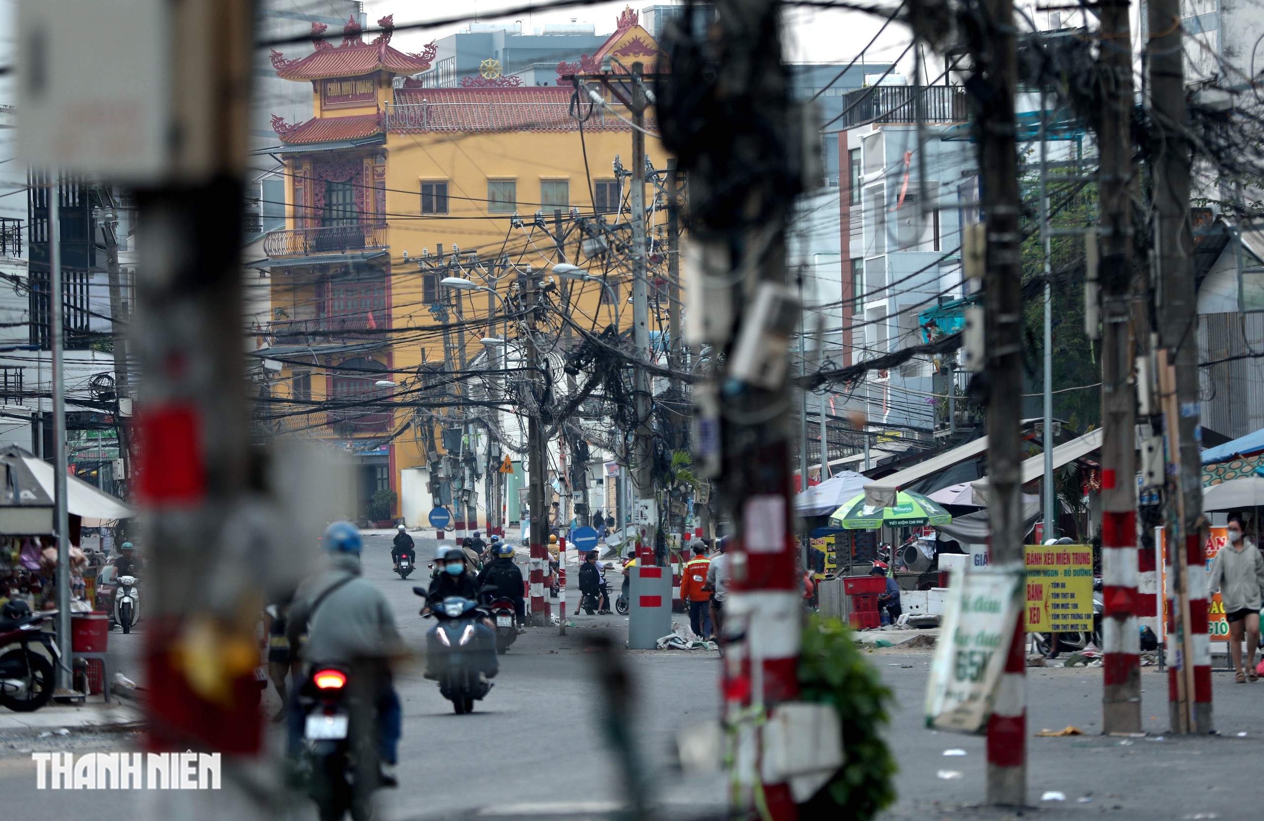 Đường Chu Văn An dần về đích, hàng loạt cột điện vẫn án ngữ mặt đường - Ảnh 10.