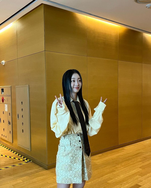 Từ công sở đến tiệc tối, diện cà vạt nữ chuẩn sành điệu 3 Từ công sở đến tiệc tối, diện cà vạt nữ chuẩn sành điệu - Ảnh 4.