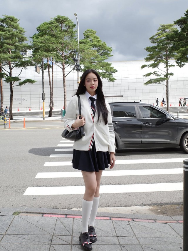 Từ công sở đến tiệc tối, diện cà vạt nữ chuẩn sành điệu 4 Từ công sở đến tiệc tối, diện cà vạt nữ chuẩn sành điệu - Ảnh 5.