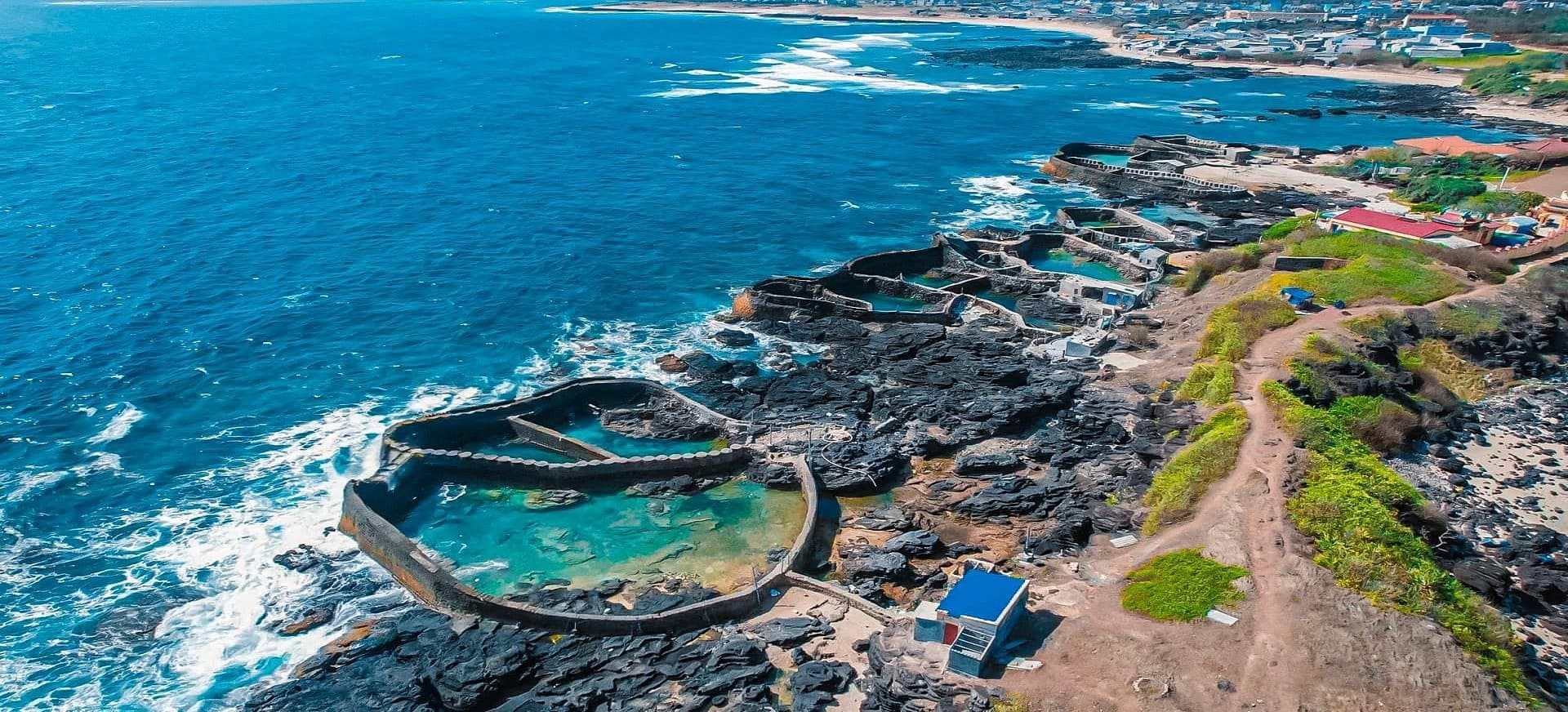 Không phải Phú Quốc, đây mới là điểm du lịch biển lọt Top 10 nơi đáng đến nhất Đông Nam Á 2026 do nước ngoài bình chọn: Nước xanh như ngọc, hải sản vừa rẻ vừa tươi rói- Ảnh 3.