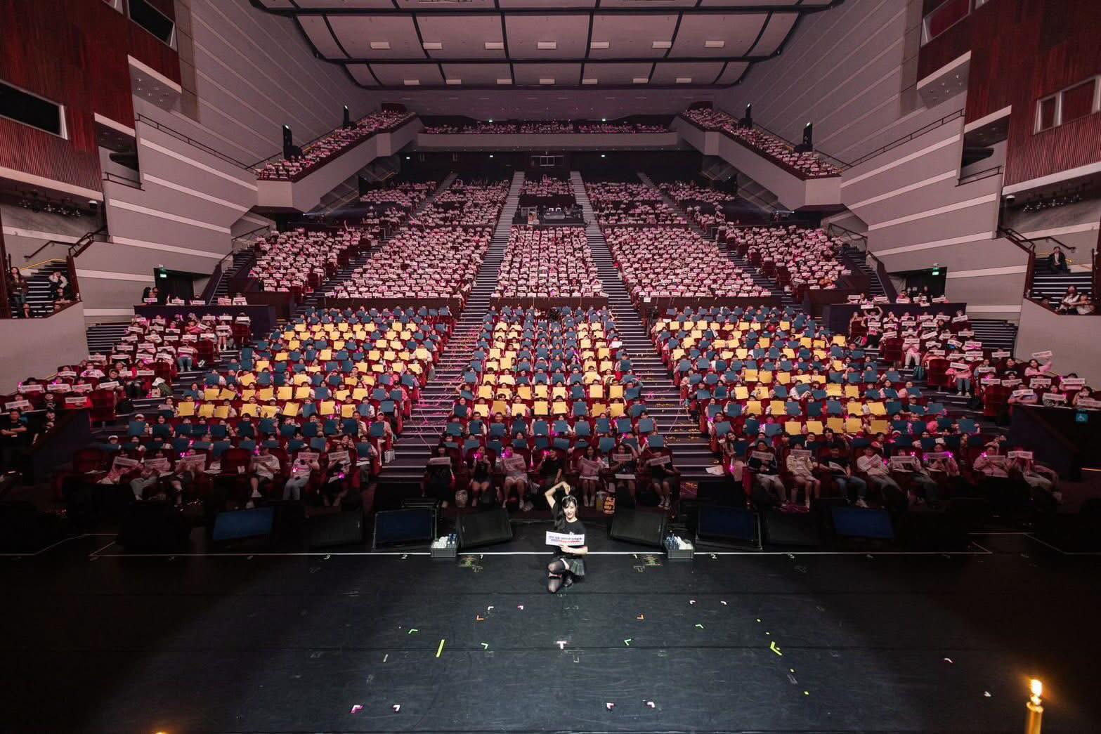 Cái giá cho sự phản bội của con cưng showbiz: Concert trống huơ trống hoác, phá sản bị khách hàng đòi nợ- Ảnh 3.