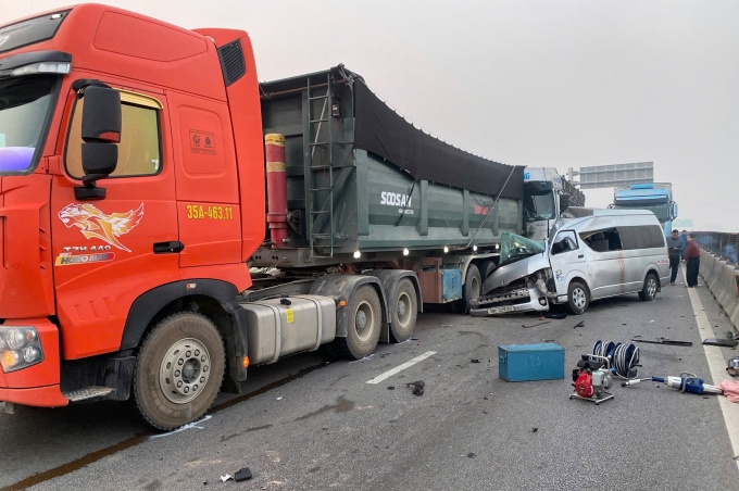 Xe khách 16 chỗ hiệu Toyota Hiace biến dạng sau tai nạn liên hoàn. Ảnh: Lam Sơn