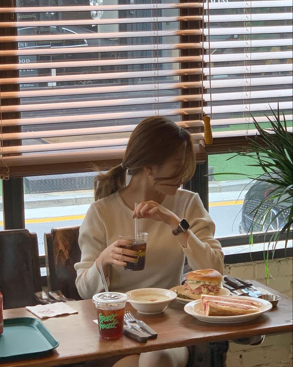 Tiêu tiền kiểu này thì hết tiền không oan, ăn còn không đủ chứ nói gì mua nhà tậu xe- Ảnh 4.