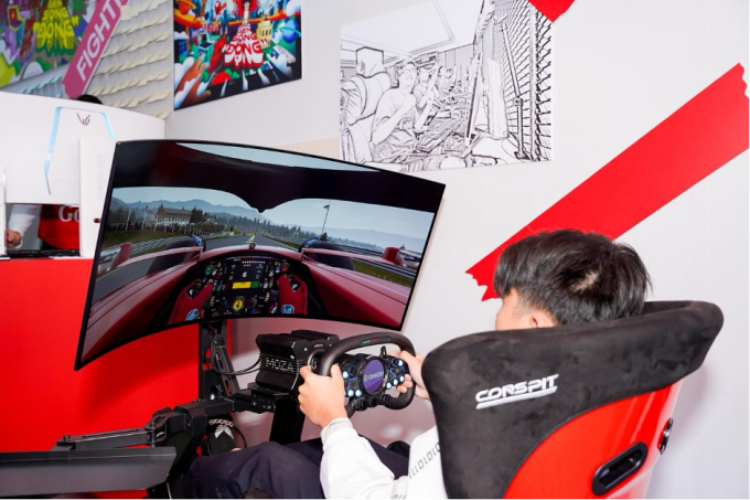 Bạn trẻ trải nghiệm game trên màn hình LG. Ảnh: LG