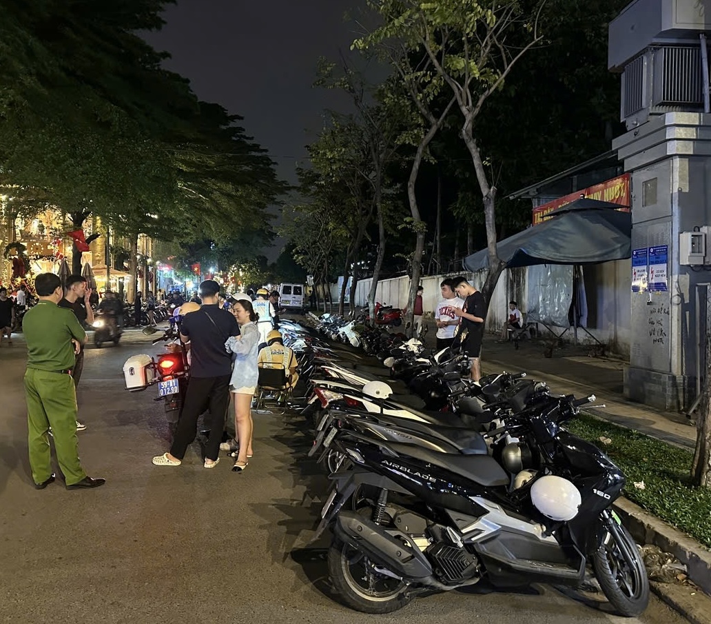 Cảnh sát giao thông An Sương, Hàng Xanh xử phạt hàng quán để xe lấn chiếm vỉa hè, lòng đường - Ảnh 2.