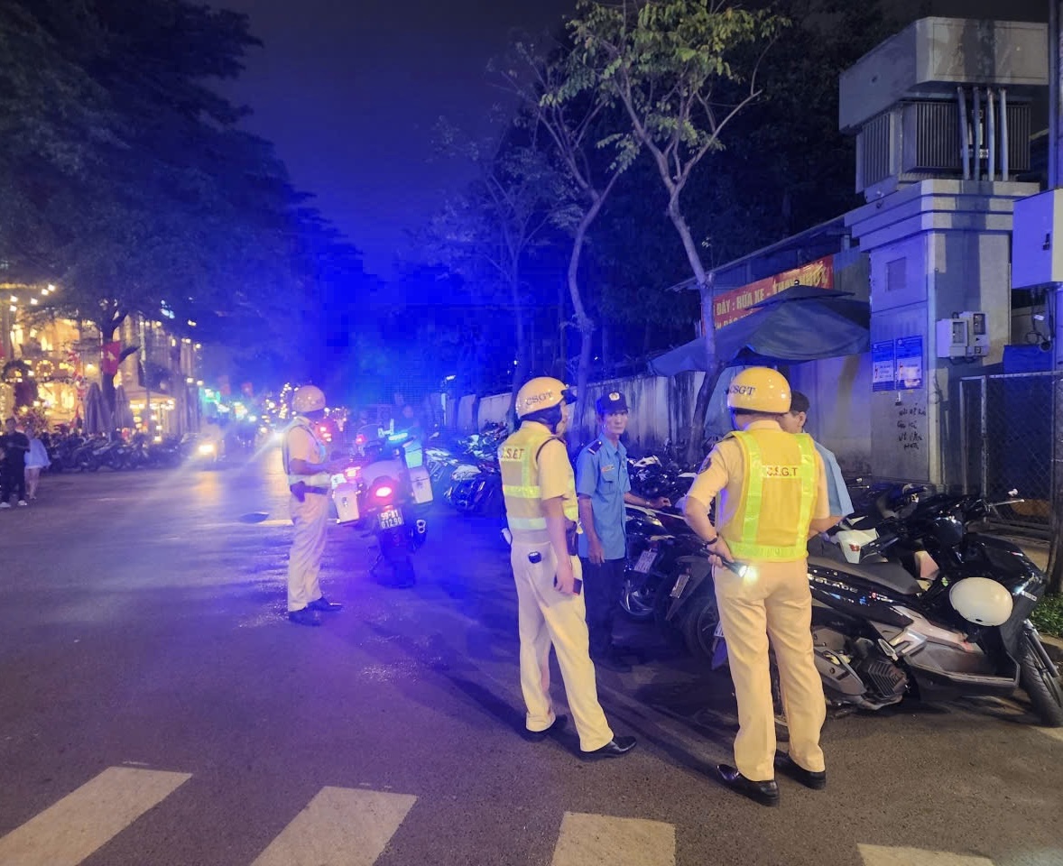 Cảnh sát giao thông An Sương, Hàng Xanh xử phạt hàng quán để xe lấn chiếm vỉa hè, lòng đường - Ảnh 3.