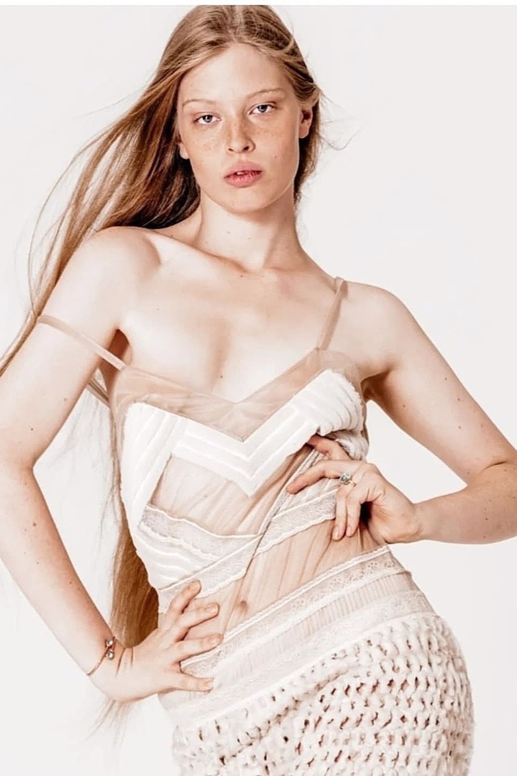 Nữ nhà văn đang tranh giành quyền nuôi con với tỷ phú Elon Musk là ai? - 2