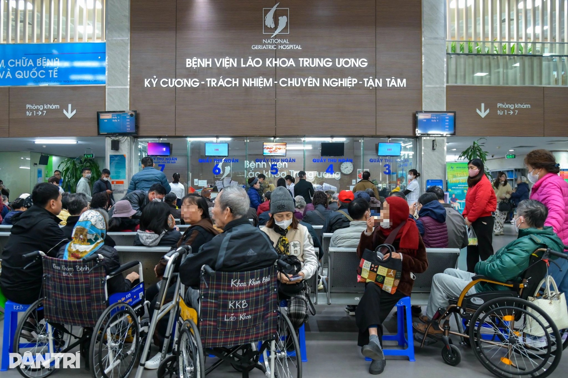 Rét đậm kéo dài, nhiều người cao tuổi rời nhà từ tờ mờ sáng đi khám bệnh - 2