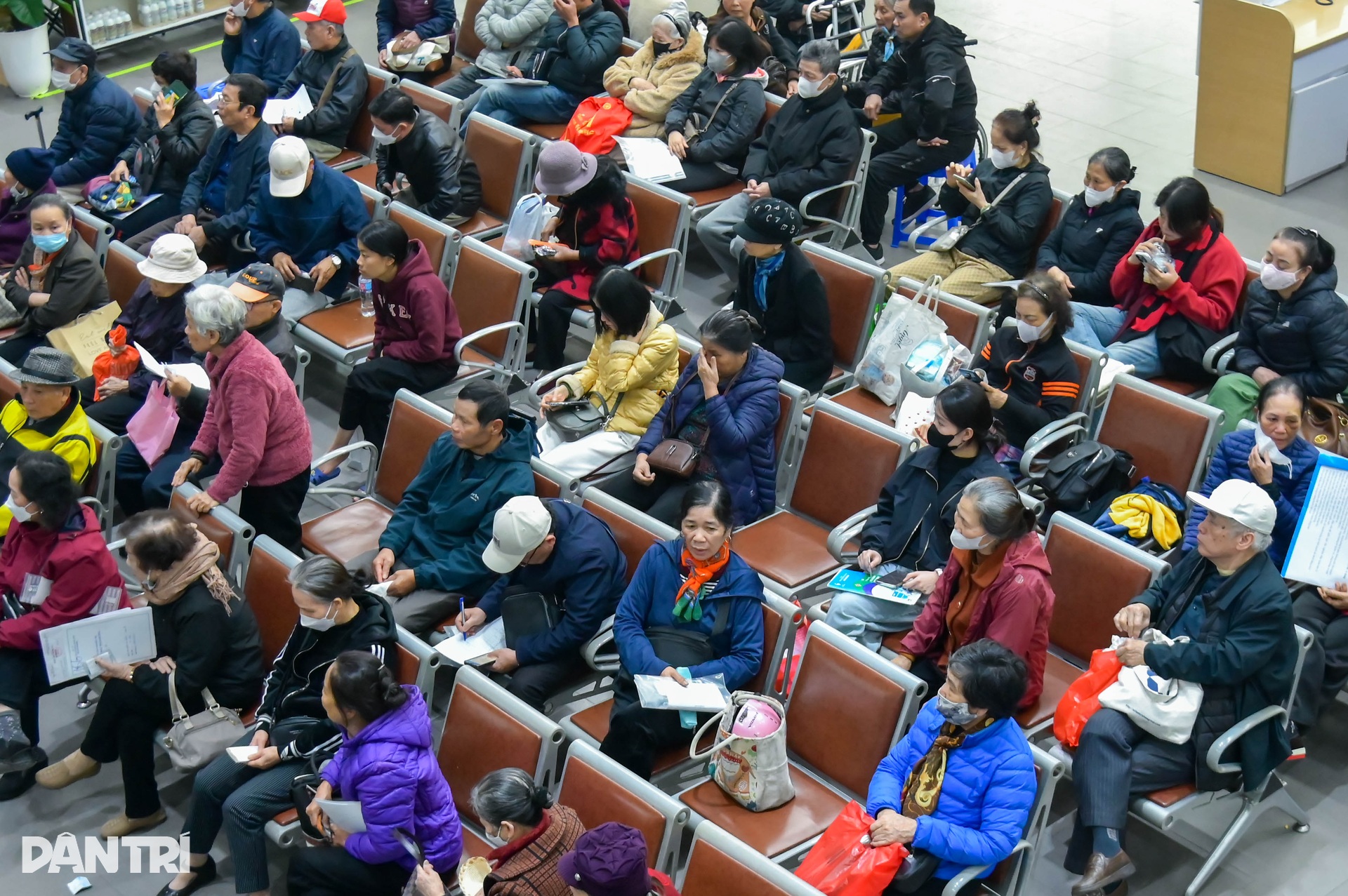 Rét đậm kéo dài, nhiều người cao tuổi rời nhà từ tờ mờ sáng đi khám bệnh - 3