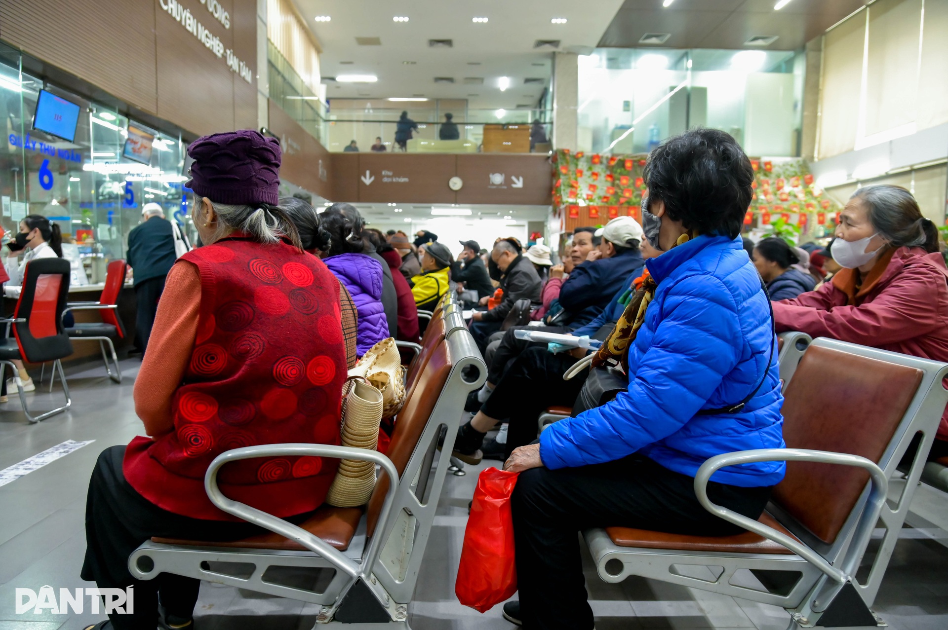 Rét đậm kéo dài, nhiều người cao tuổi rời nhà từ tờ mờ sáng đi khám bệnh - 4