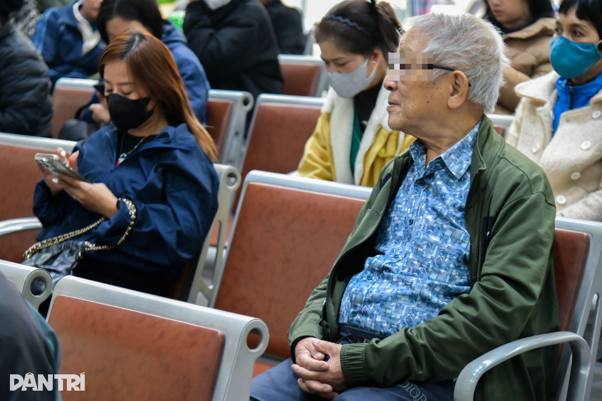 Rét đậm kéo dài, nhiều người cao tuổi rời nhà từ tờ mờ sáng đi khám bệnh - 5