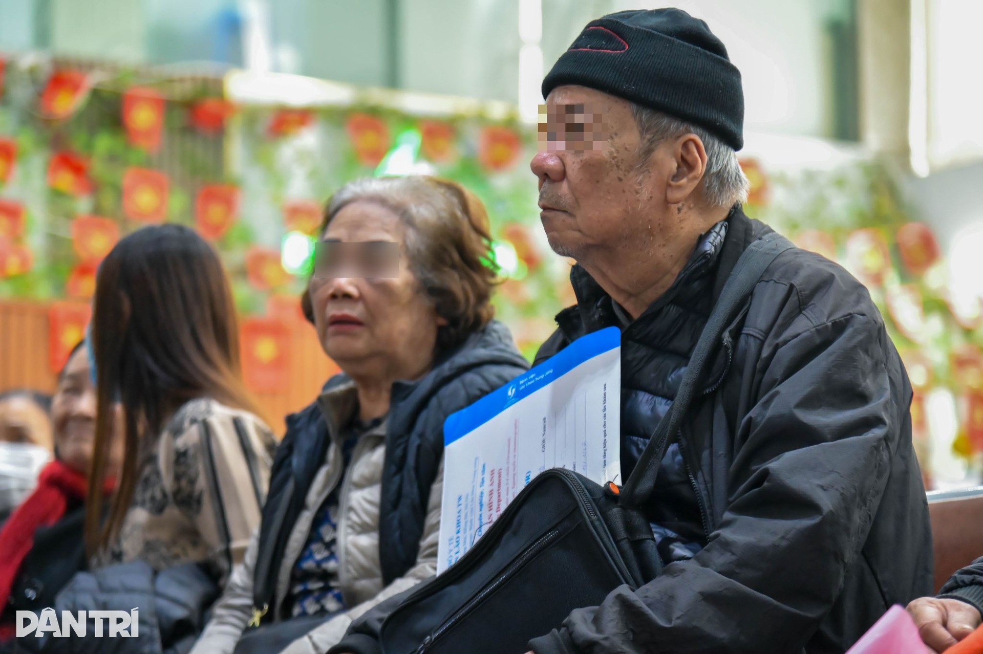 Rét đậm kéo dài, nhiều người cao tuổi rời nhà từ tờ mờ sáng đi khám bệnh - 6