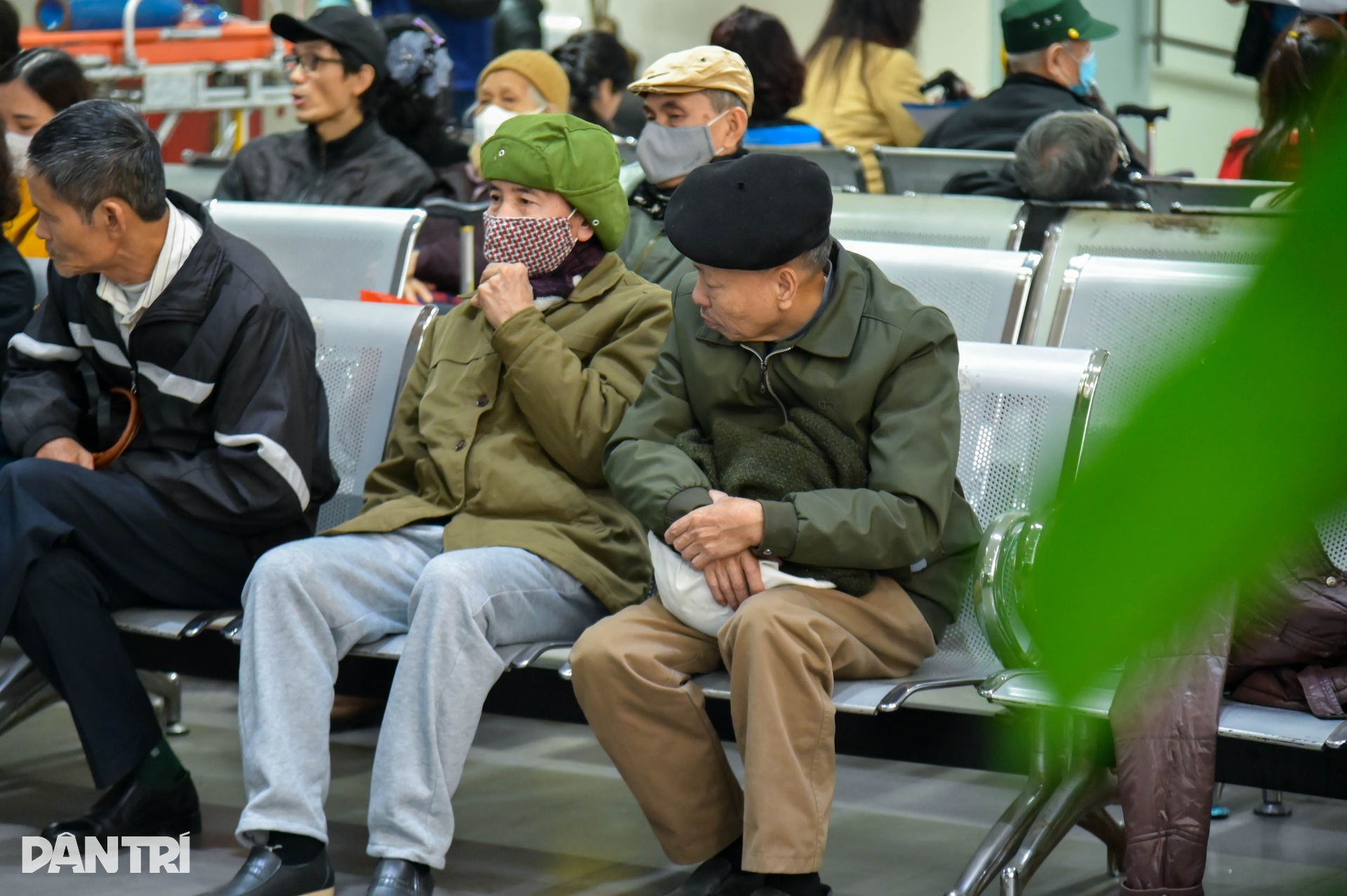 Rét đậm kéo dài, nhiều người cao tuổi rời nhà từ tờ mờ sáng đi khám bệnh - 7